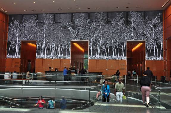 Admirando a maior tela de LCD dos EUA, no prédio da Comcast, em Philadelphia, na Pennsylvania, nos Estados Unidos